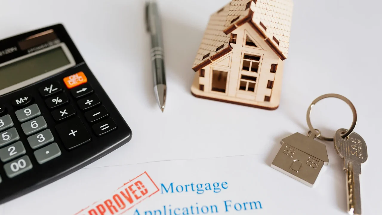 mortgage-contract-house-figurine (1)